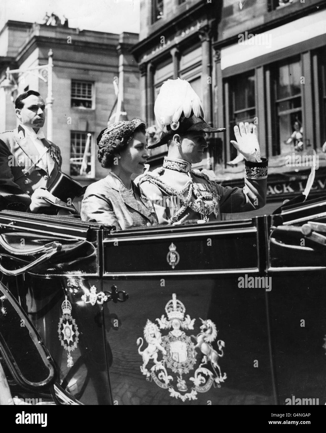 La Reina Isabel II y el Duque de Edimburgo llegando a la Catedral de San Giles, Edimburgo, para el Servicio Nacional Escocés de Acción de Gracias y dedicación. La Corona de las Joyas de la Corona Escocesa fue en procesión por primera vez desde 1822. El duque de Edimburgo, está en el uniforme de Field Marshall y el sombrero de plumed. Foto de stock