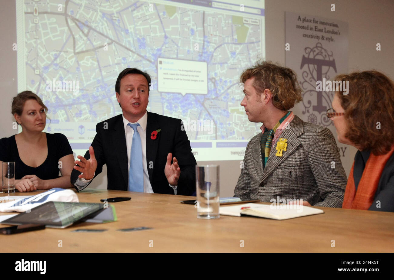 El primer ministro David Cameron habla con los empleados durante una visita a la compañía de internet The Trampery en Shoreditch, Londres, después de que desafió a las empresas más pequeñas a salir de su "zona de confort" y exportar bienes en el extranjero, ya que anunció que &Pound;95 millones se pondrá a disposición de la inversión. Foto de stock