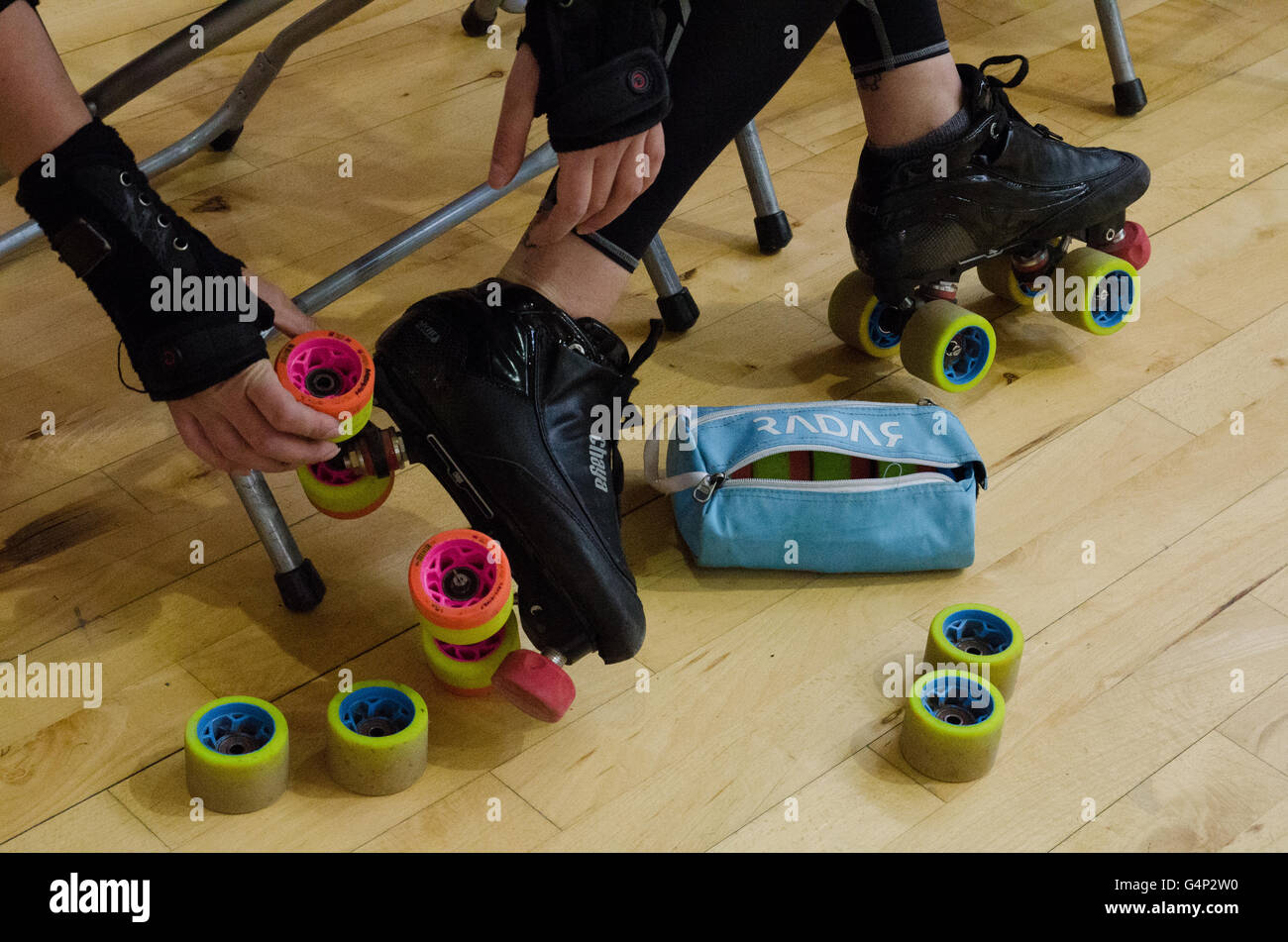 Madrid, España. 18 de junio de 2016. Un jugador de París Rollergirls C  cambiar las ruedas de sus patines después del partido contra el rodillo  Derby Madrid B. Crédito: Valentin Sama-Rojo/Alamy Live