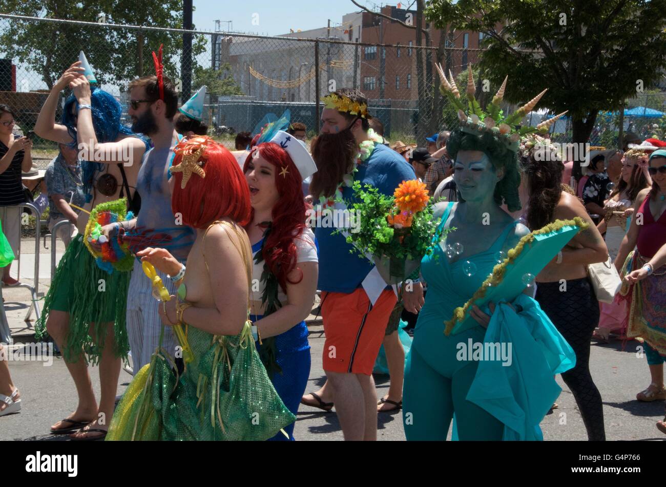 Coney Island, Nueva York, Estados Unidos. 18 de junio de 2016. mermaid parade Coney Island 2016 brooklyn Simon Leigh, Nueva York, EE.UU. Crédito: Simon leigh/Alamy Live News Foto de stock