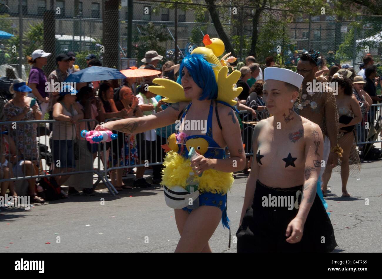 Coney Island, Nueva York, Estados Unidos. 18 de junio de 2016. mermaid parade Coney Island 2016 brooklyn Simon Leigh, Nueva York, EE.UU. Crédito: Simon leigh/Alamy Live News Foto de stock