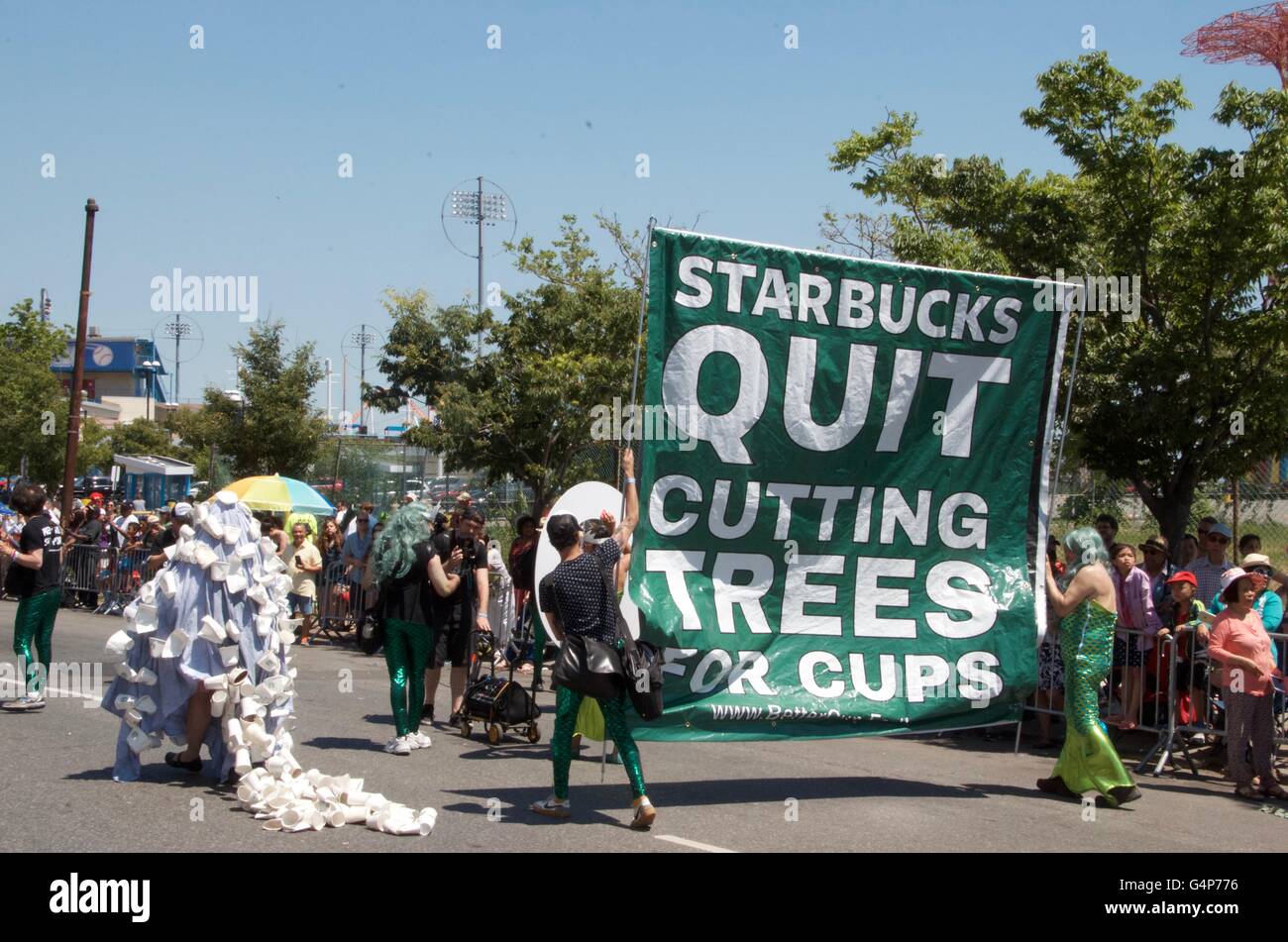 Coney Island, Nueva York, Estados Unidos. 18 de junio de 2016. mermaid parade Coney Island 2016 brooklyn Simon Leigh, Nueva York, EE.UU. Crédito: Simon leigh/Alamy Live News Foto de stock