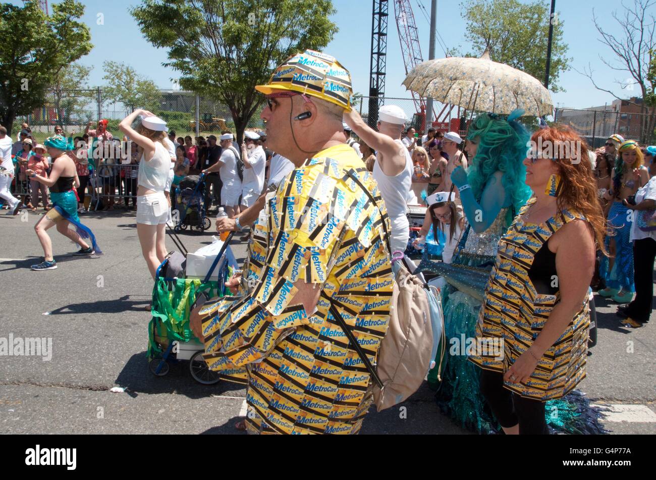 Coney Island, Nueva York, Estados Unidos. 18 de junio de 2016. Mermaid parade Coney Island 2016 brooklyn Simon Leigh, Nueva York, EE.UU. Crédito: Simon leigh/Alamy Live News Foto de stock