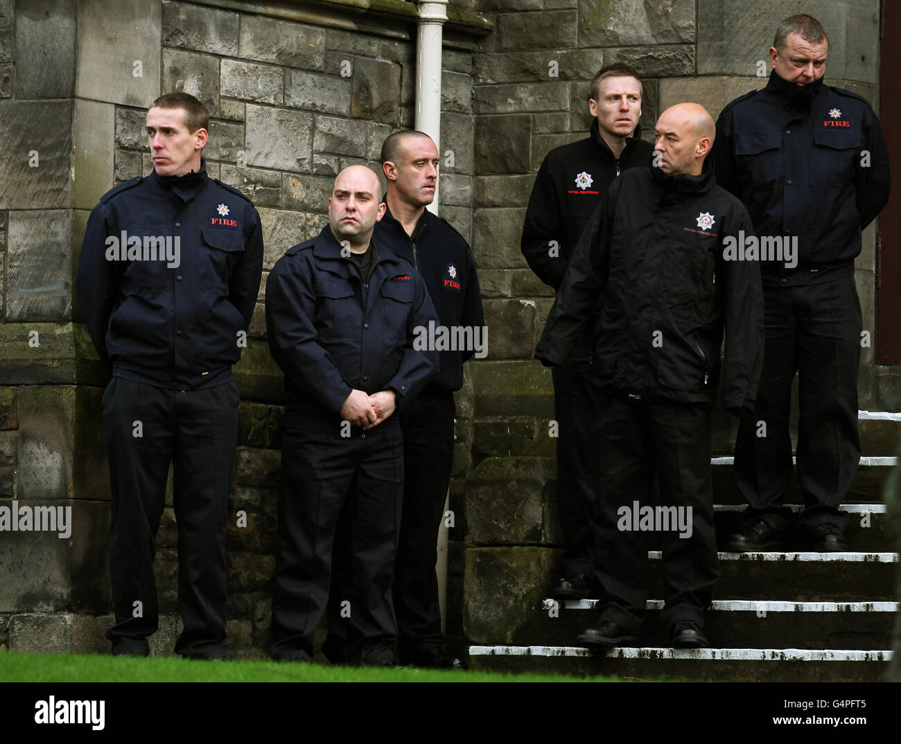 Los bomberos asisten a la Iglesia Católica Romana de Santa María en