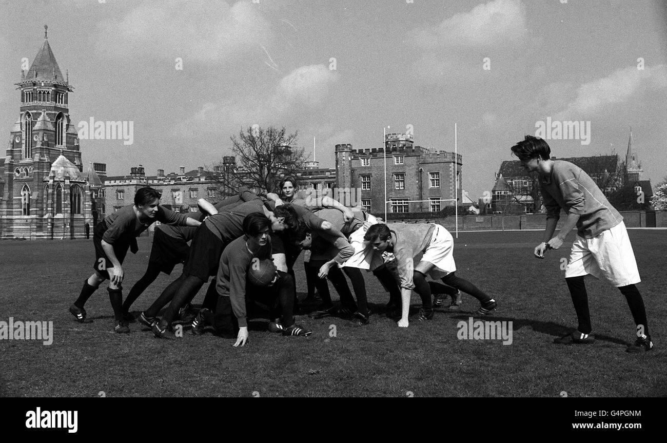 PA News Foto 27/03/90 Rugby School estudiantes ataviados con viejos kits juegan RUGBY EN LOS CAMPOS DE JUEGO DE LA ESCUELA PÚBLICA DONDE EL JUEGO nació en 1823. Foto de stock