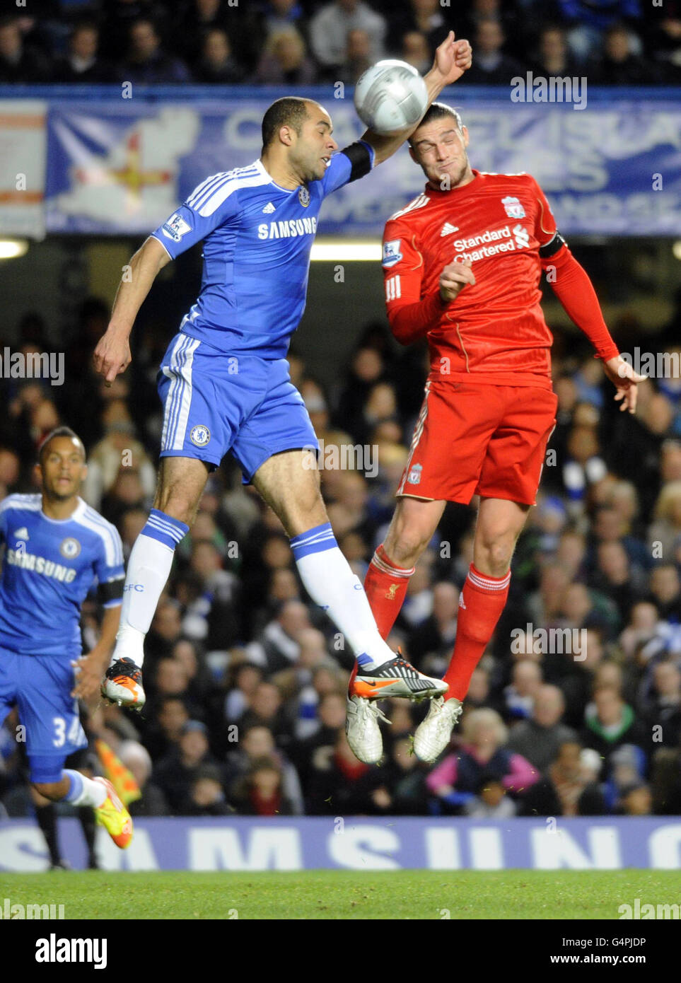 Alex del Chelsea (izquierda) maneja el balón para regalar una penalidad durante la Copa Carling, partido de cuartos de final en Stamford Bridge, Londres. Foto de stock