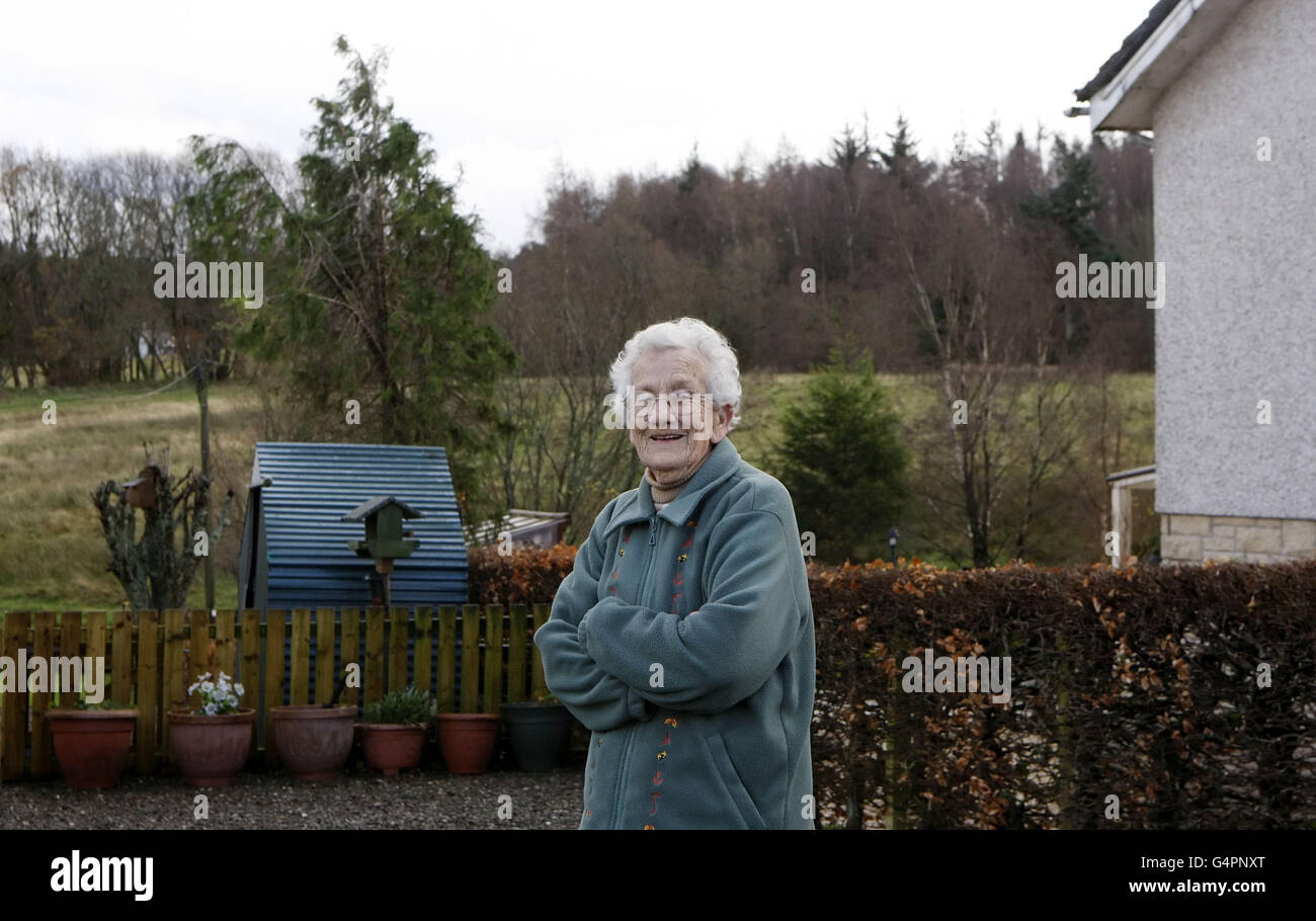 Bunty Orchard, de 87 años de edad, se encuentra fuera de su casa en Kippen, Escocia. Bunty fue fotografiado originalmente en la misma posición por la Asociación de Prensa durante los últimos años gran congelación. Foto de stock