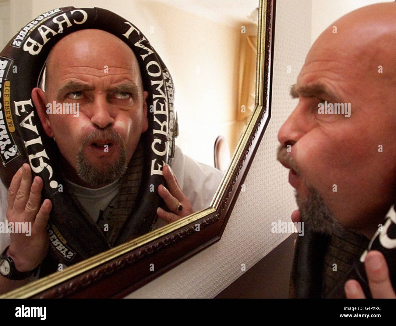 Tonto del pueblo fotografías e imágenes de alta resolución - Alamy