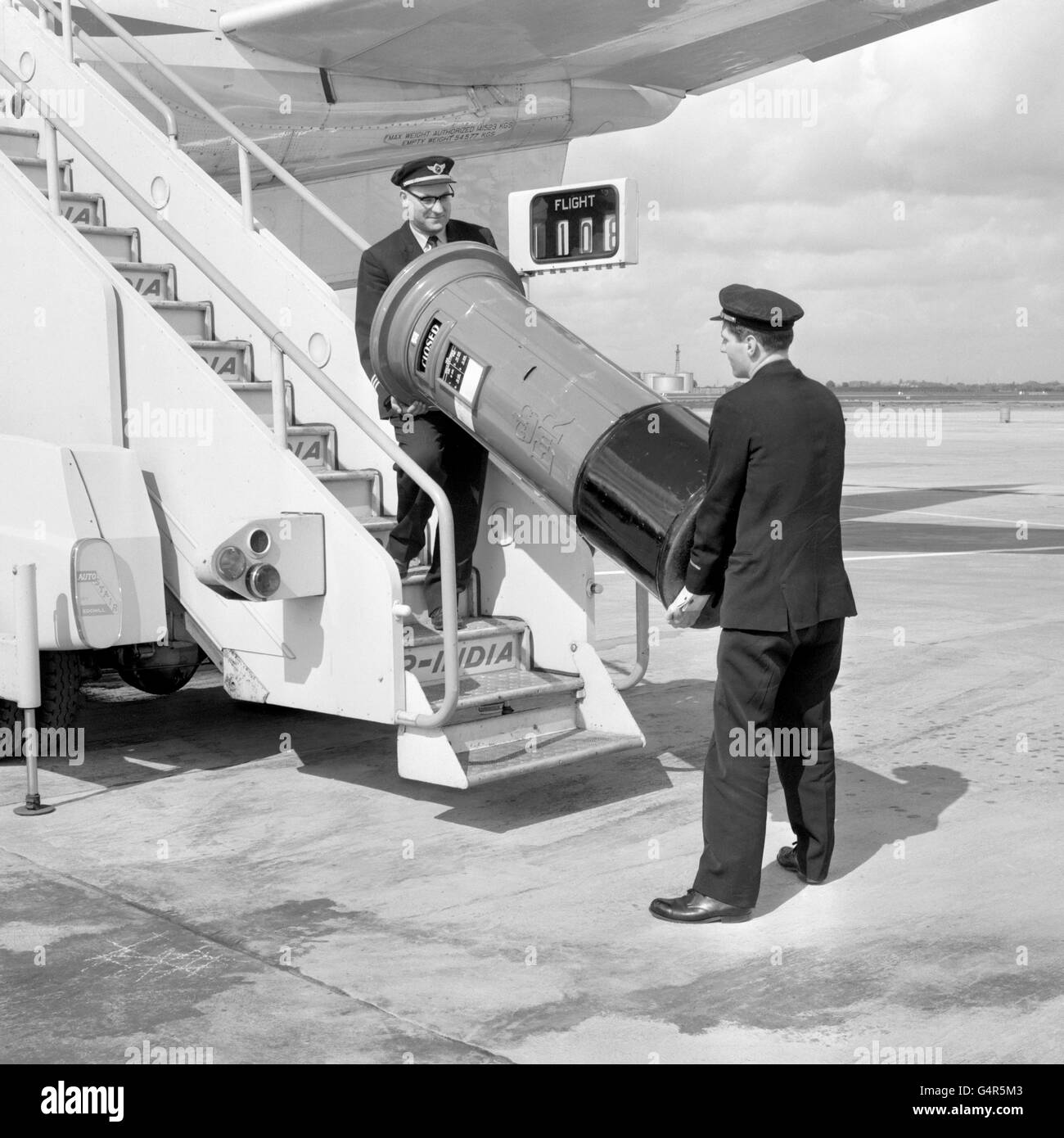 Una caja de postes de la oficina de correos general se carga a bordo de un avión Boeing 707 de Air-India en el aeropuerto de Londres, con destino a la exposición de sellos del mundo en Praga, Checoslovaquia. Foto de stock
