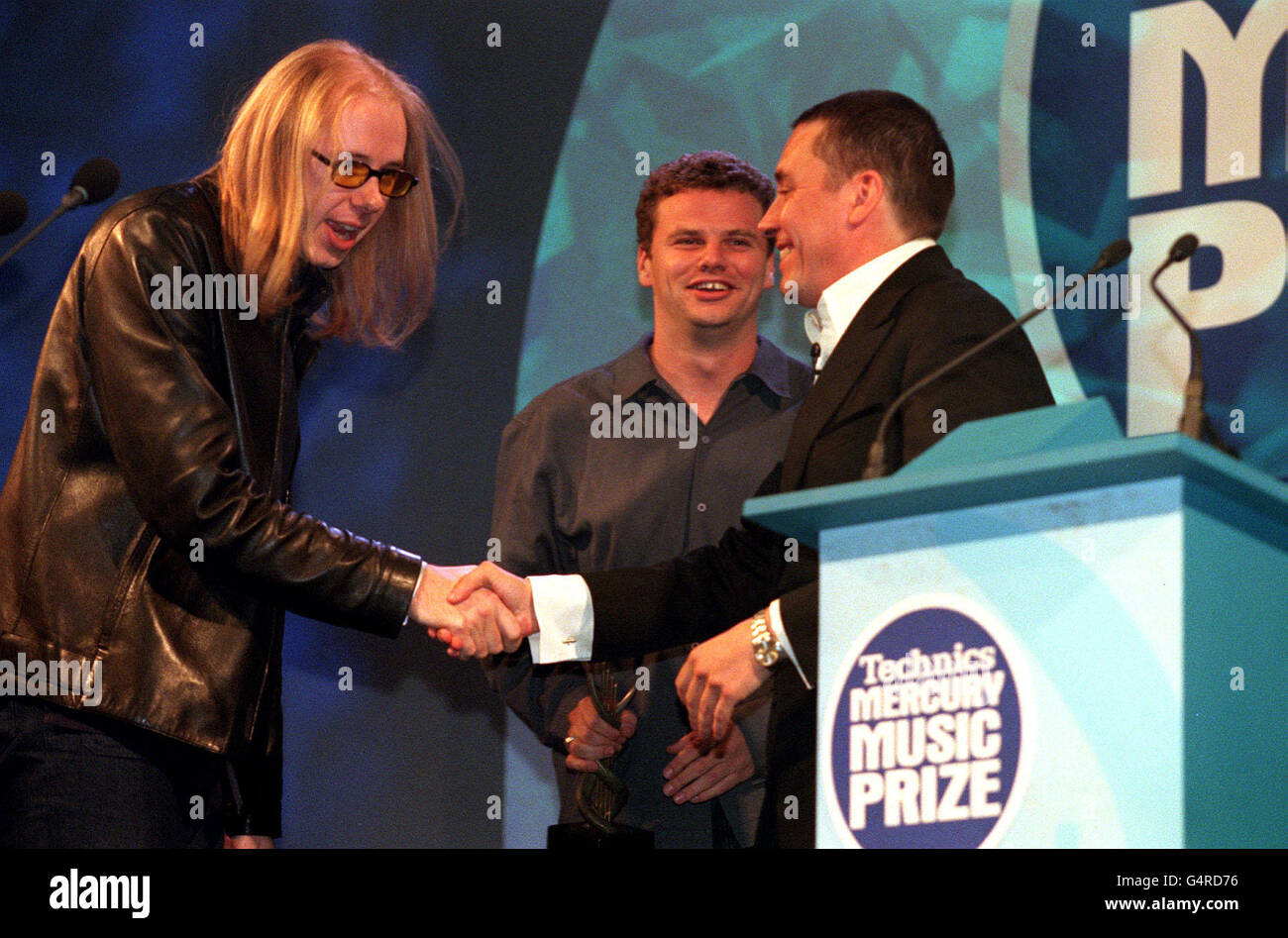Tom Rowlands (l) y Ed Simons (c) desde el techno conjunto el Chemical  Brothers, aceptar un premio de Jools Holland en la ceremonia de los Premios  de la Música 1999 Mercurio en