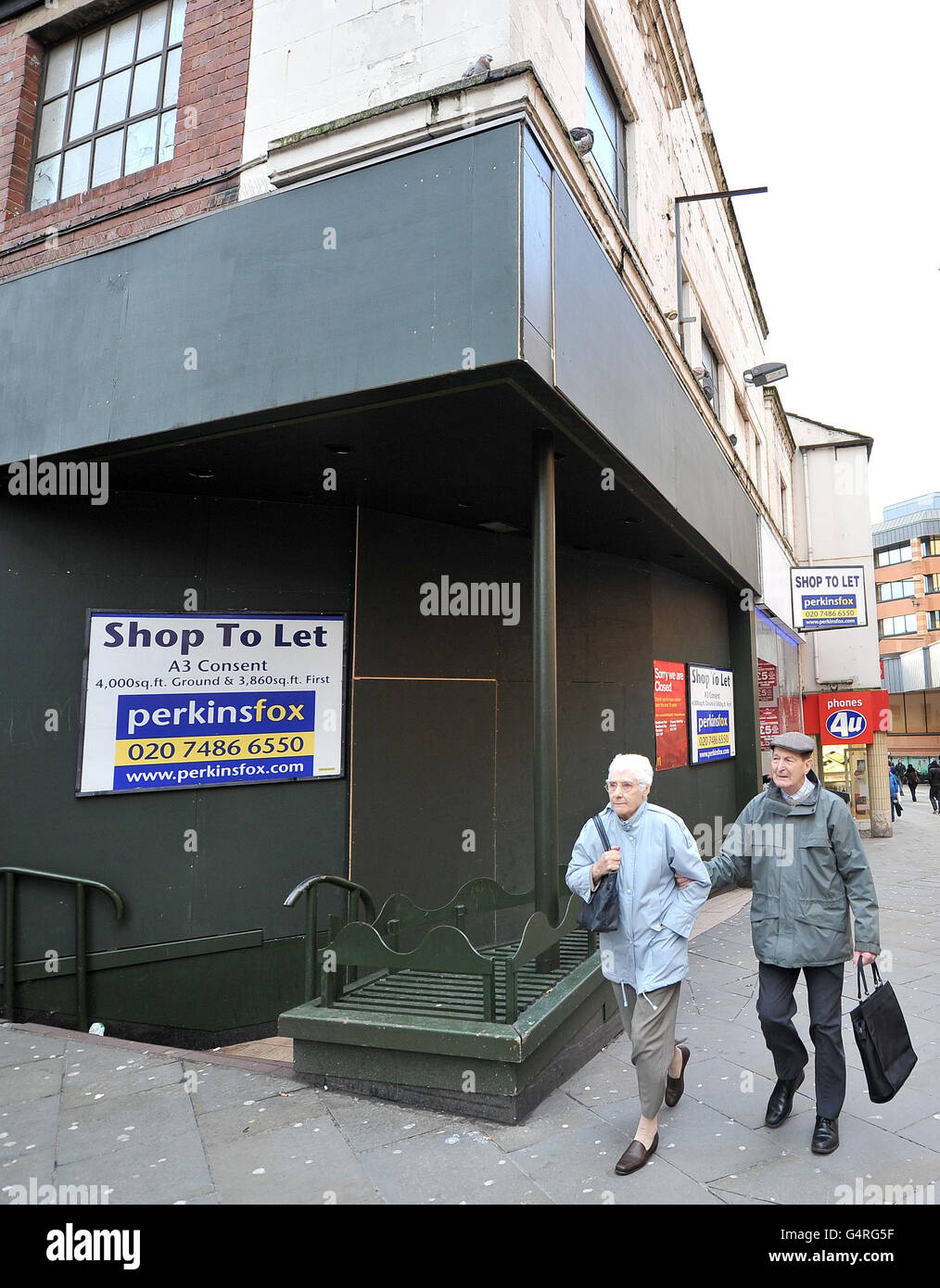 Los compradores pasearán por un restaurante McDonald's cerrado en Yorkshire Street en Rochdale, mientras que los movimientos para revitalizar las calles altas y los centros comerciales que luchan por atraer a los clientes se revelarán hoy en día, incluyendo planes para un día de mercado nacional y la relajación de las reglas para facilitar la creación de puestos callejeros. Foto de stock