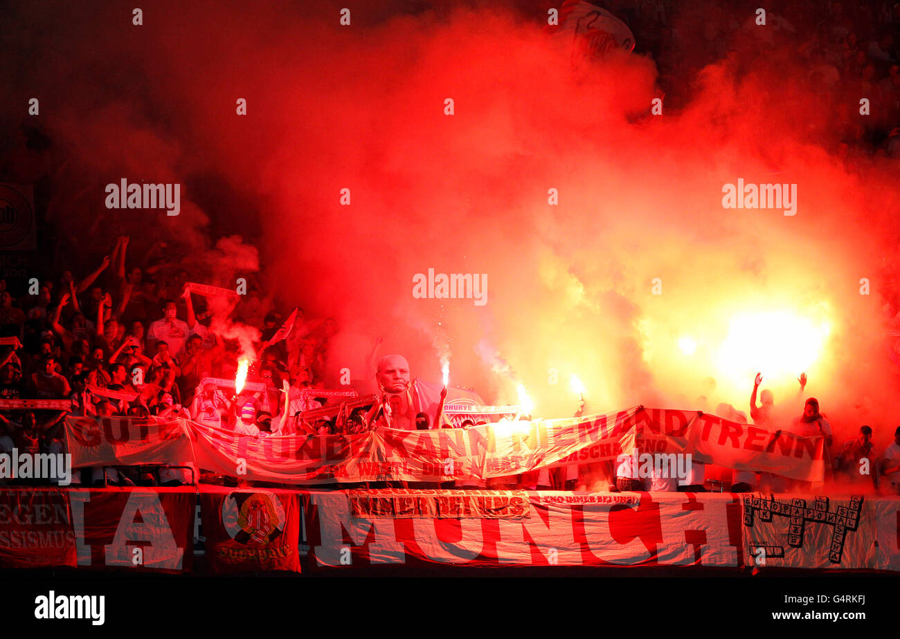 Ultras Bayern Munich fans quemar bengalas sosteniendo una pancarta rotulación "Gute Freunde kann niemand trennen', Alemán para 'nadie puede Foto de stock