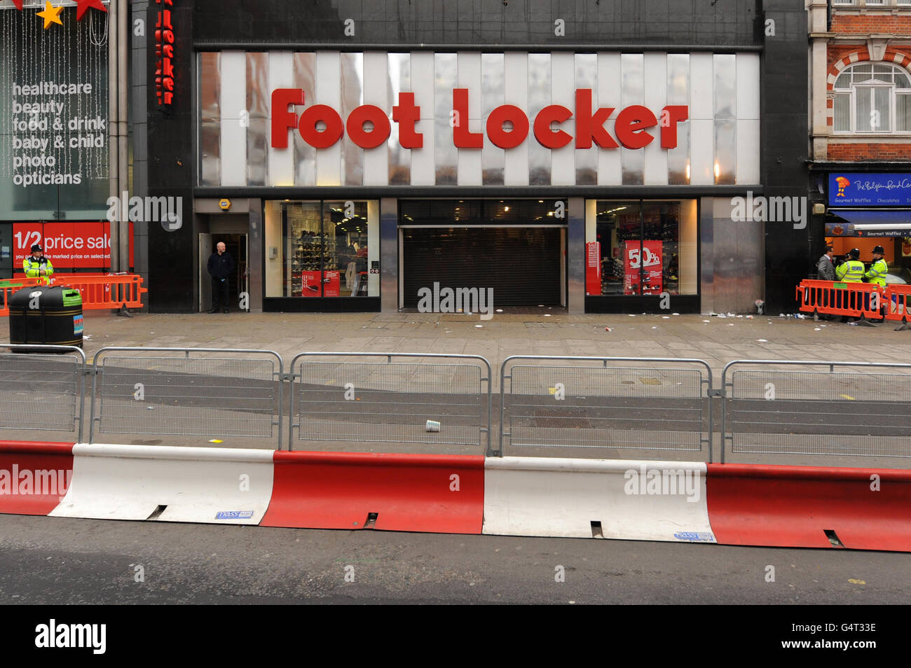 Vista general de una rama de Foot Locker en Oxford Street en el centro de  Londres, donde un hombre fue mortalmente apuñalado ayer Fotografía de stock  - Alamy