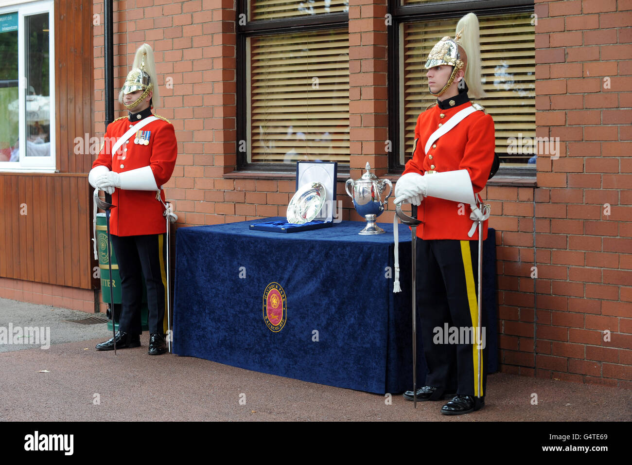 Los guardias reales vigilan el gran premio de la Día en Haydock Park Foto de stock