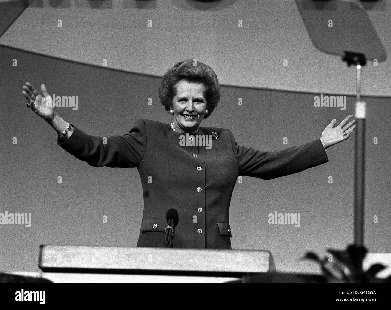 La Primera Ministra Margaret Thatcher reconoce la ovación permanente después de su discurso de apertura al final de la conferencia del Partido Conservador en Brighton en 1988. Foto de stock