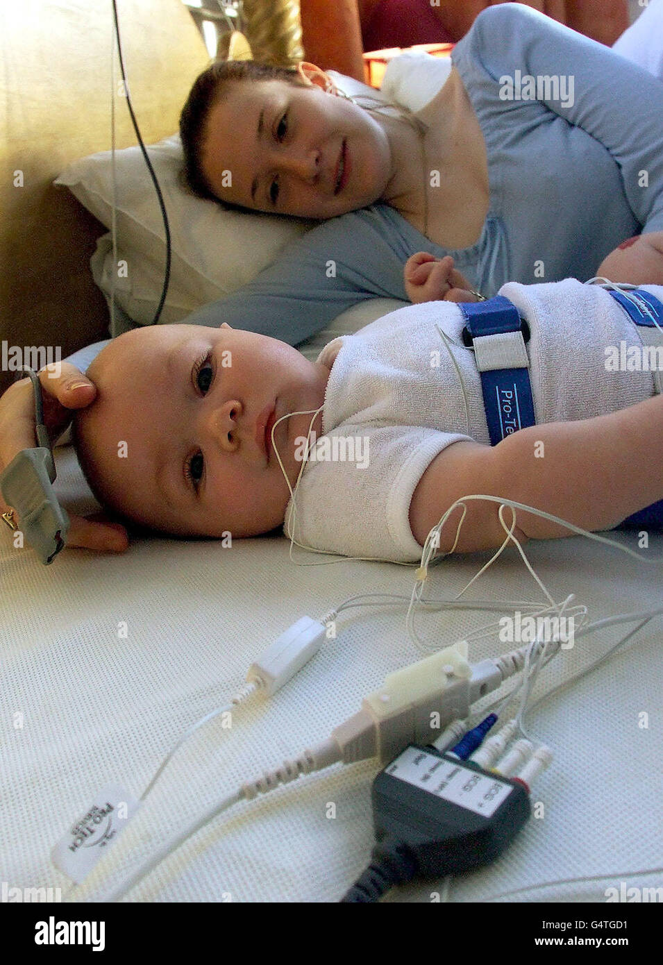 Eleanor Robertson, de 20 años, con su hijo Lewis de 19 meses, en el laboratorio de sueño de la Universidad de Durham, que estudia los patrones de sueño de las madres y los bebés cuando comparten la cama, lo que los investigadores esperan que ayude a combatir el Síndrome de muerte súbita del lactante (SIDS). Foto de stock