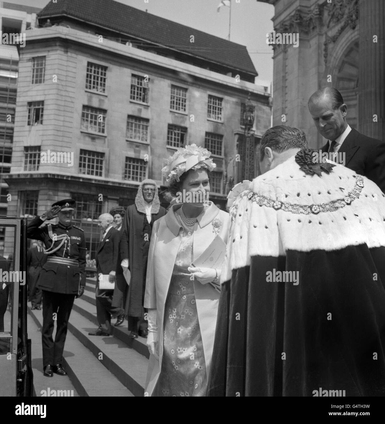 La Reina Isabel II, seguida por el duque de Edimburgo, deja la Catedral de San Pablo después del servicio de conmemoración del 750 aniversario de la Carta Magna. Foto de stock