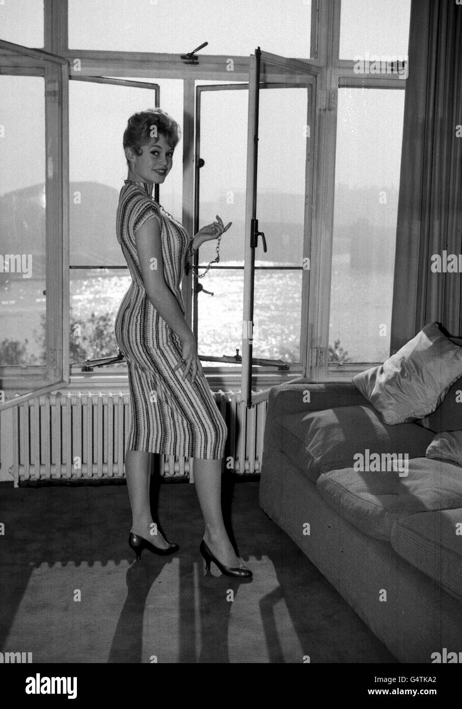 Brigitte Bardot 1956. La actriz francesa Brigitte Bardot en el hotel Savoy de Londres antes de una actuación de cine real. Foto de stock