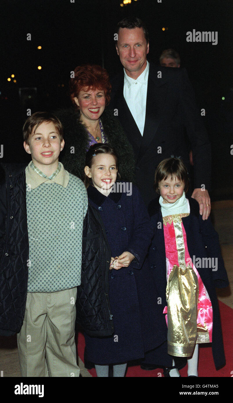 Ruby Wax y su marido llegan con sus hijos para el estreno británico de  'Fantasia/2000' de Walt Disney en el Royal Albert Hall, en Londres  Fotografía de stock - Alamy