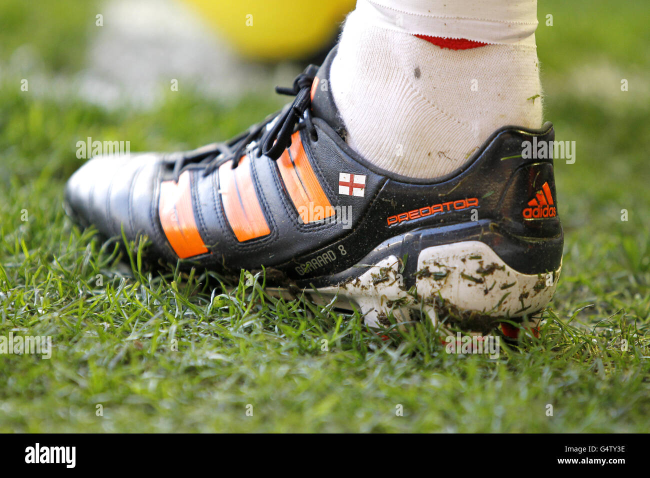 Vista general de las botas de fútbol Adidas del jugador de Liverpool Steven  Gerrard Fotografía de stock - Alamy