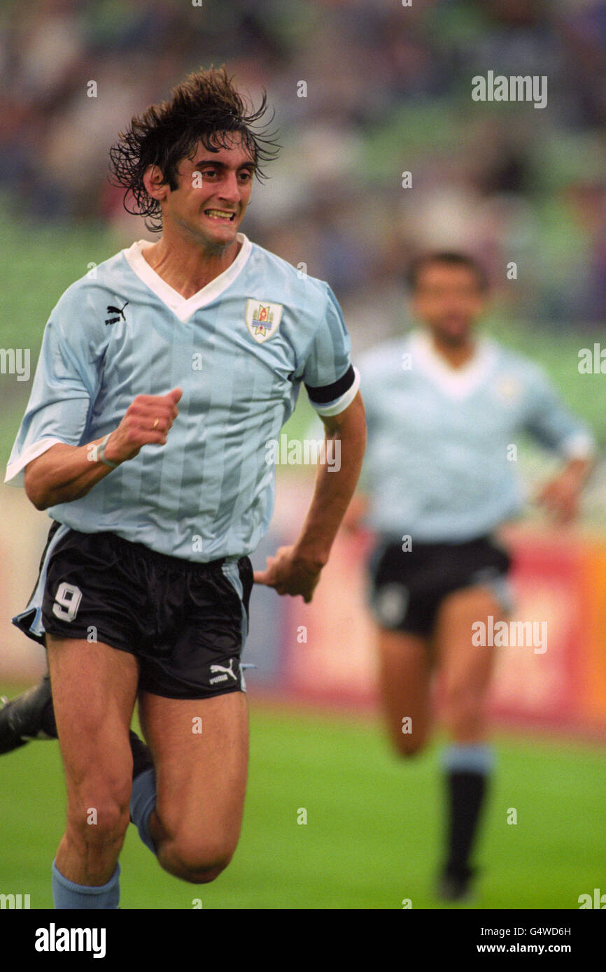 dividir Surgir Piñón Fútbol - Copa Mundial de la FIFA Italia 90 - Grupo E - Uruguay v España -  Stadio Friuli, Udine Fotografía de stock - Alamy