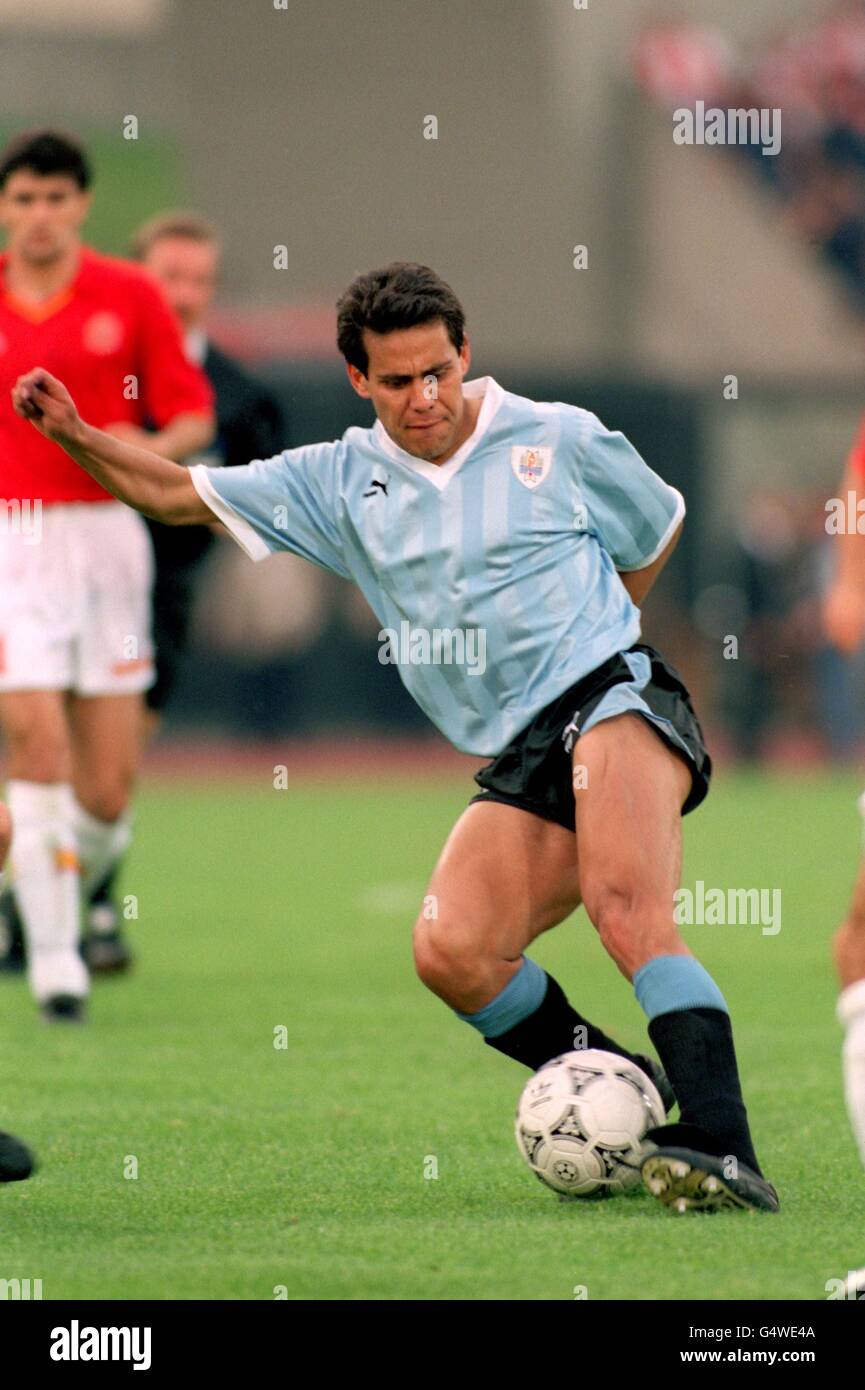 Fútbol - Copa Mundial Italia 90 - Uruguay contra España. Rubén Paz, Uruguay  Fotografía de stock - Alamy