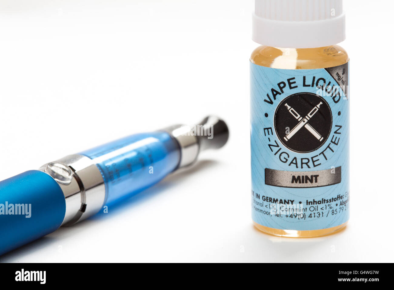 Cigarrillo electrónico vaporizador kit de batería y la nicotina líquida  Fotografía de stock - Alamy