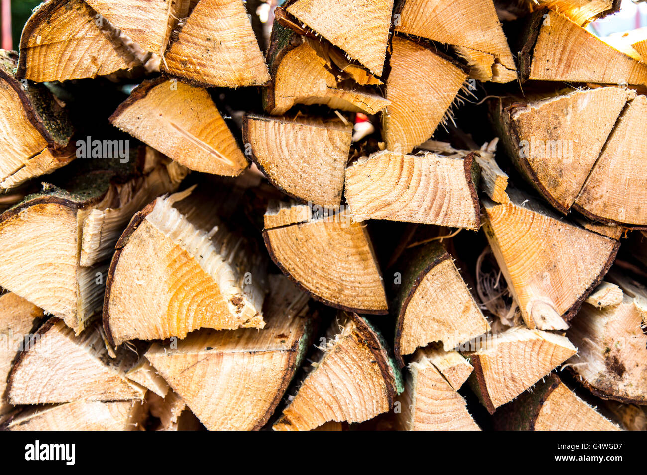 La leña apilada, registros para quemar en la estufa o chimenea, Foto de stock