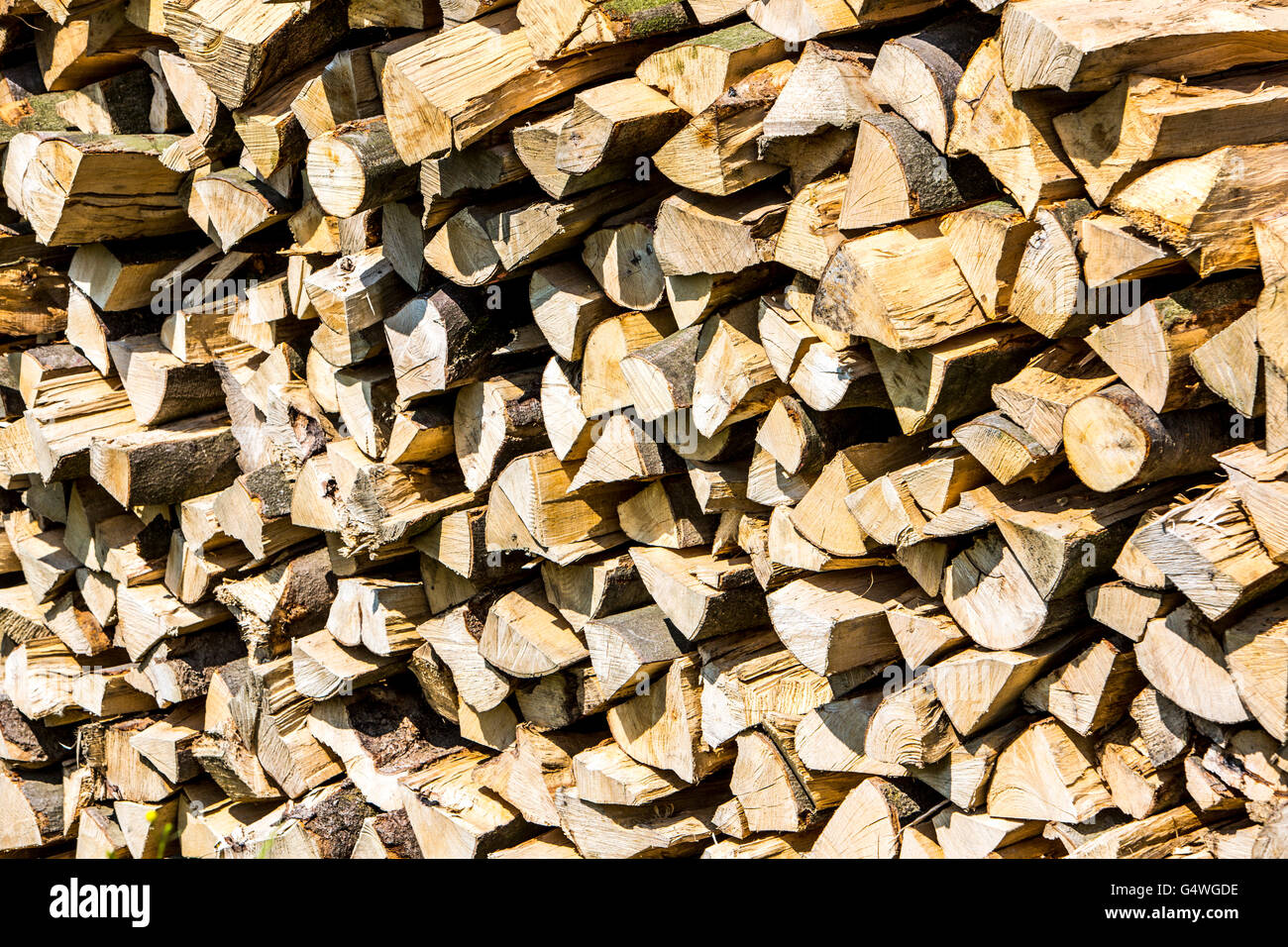 La leña apilada, registros para quemar en la estufa o chimenea, Foto de stock