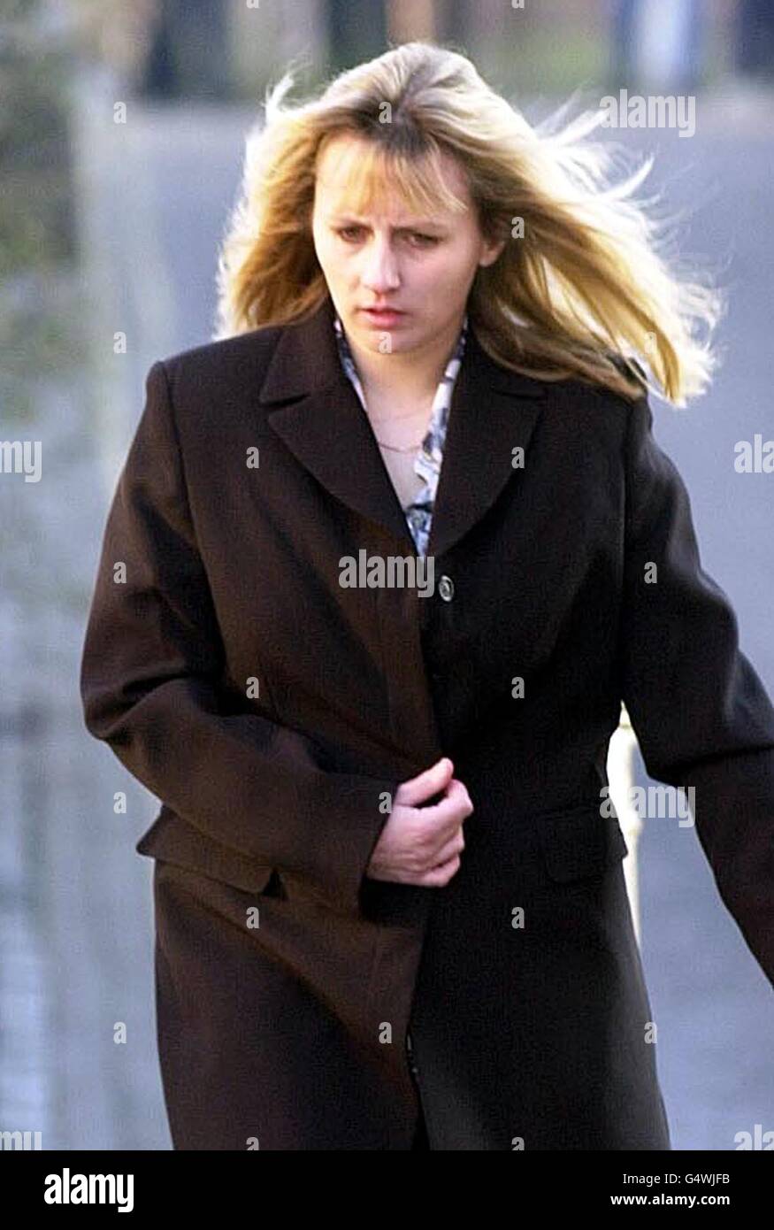 Rubia caminando asesinato crimen fotografías e imágenes de alta