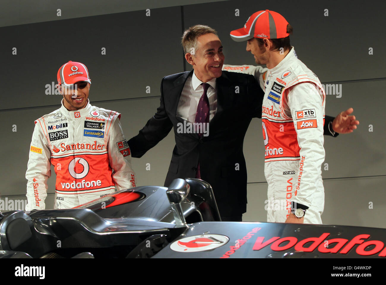 Lewis Hamilton (izquierda), Martin Whitmarsh y Jenson Button (derecha) con el Vodafone McLaren Mercedes MP4-27 en el McLaren Technology Center, Woking. Foto de stock