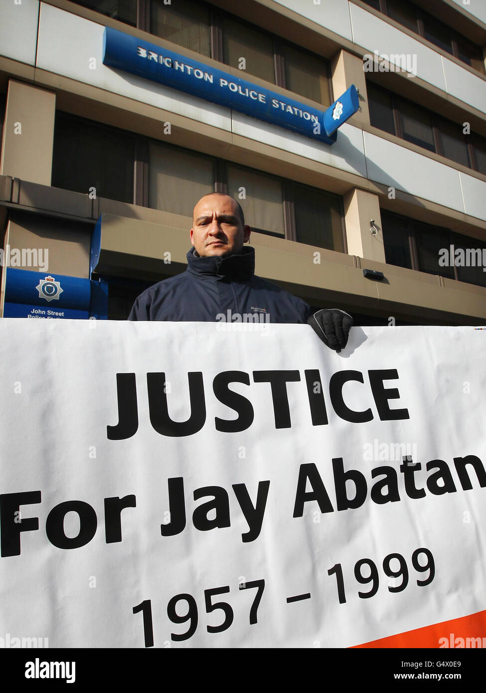 Michael Abatan, hermano de Jay Abatan que murió después de un ataque no provocado, lleva a cabo una vigilia por la justicia 13 años después de su muerte en las afueras de la Estación de Policía de Brighton en East Sussex. Foto de stock