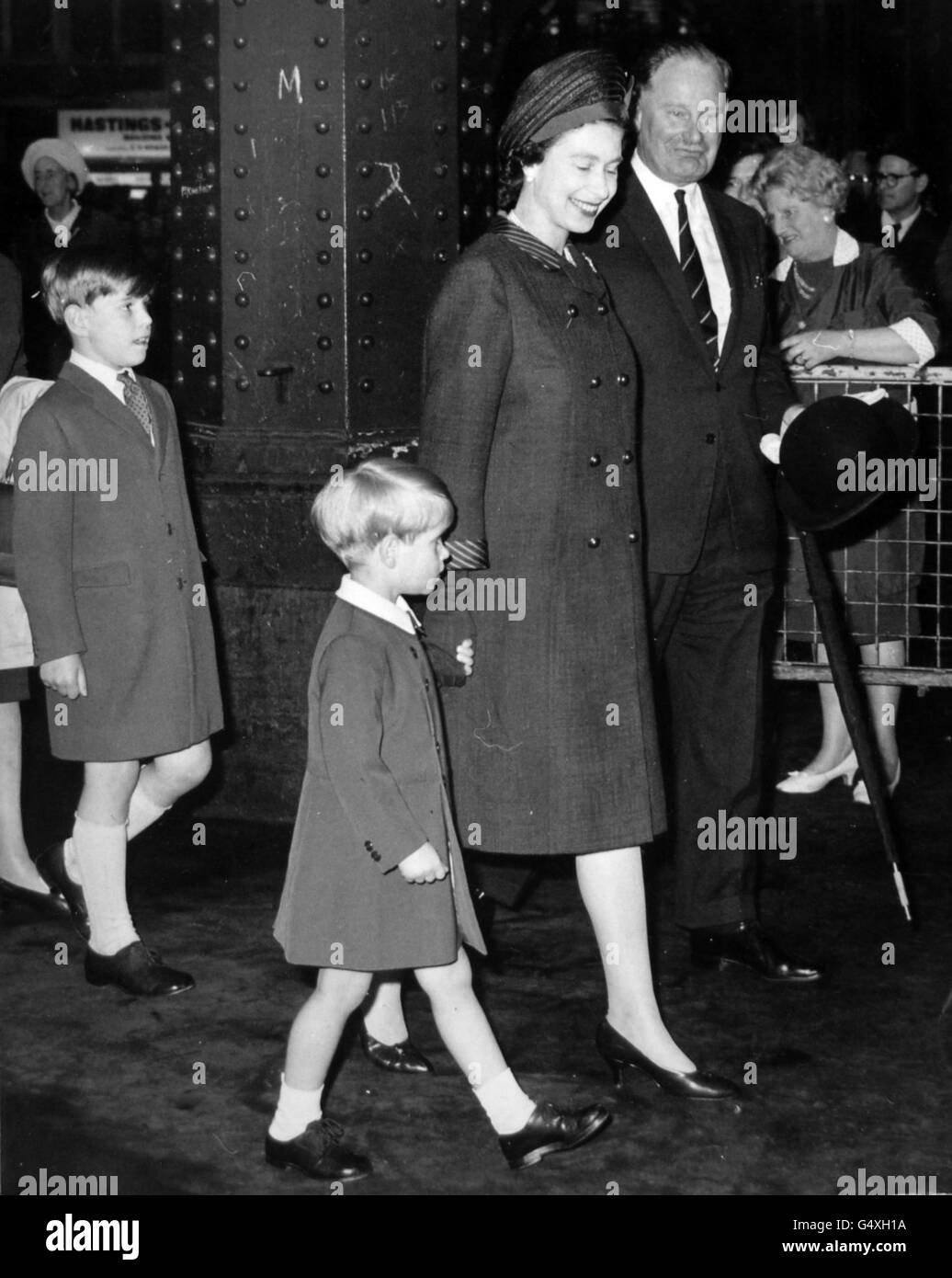 La Reina Isabel II con el Príncipe Eduardo y el Príncipe Andrés, al salir de la estación de Waterloo, Londres, hacia Southampton, cuando la Reina iba a visitar la terminal Hovercraft, seguido de un viaje en aerodeslizador a Cowes, Isla de Wight. Foto de stock