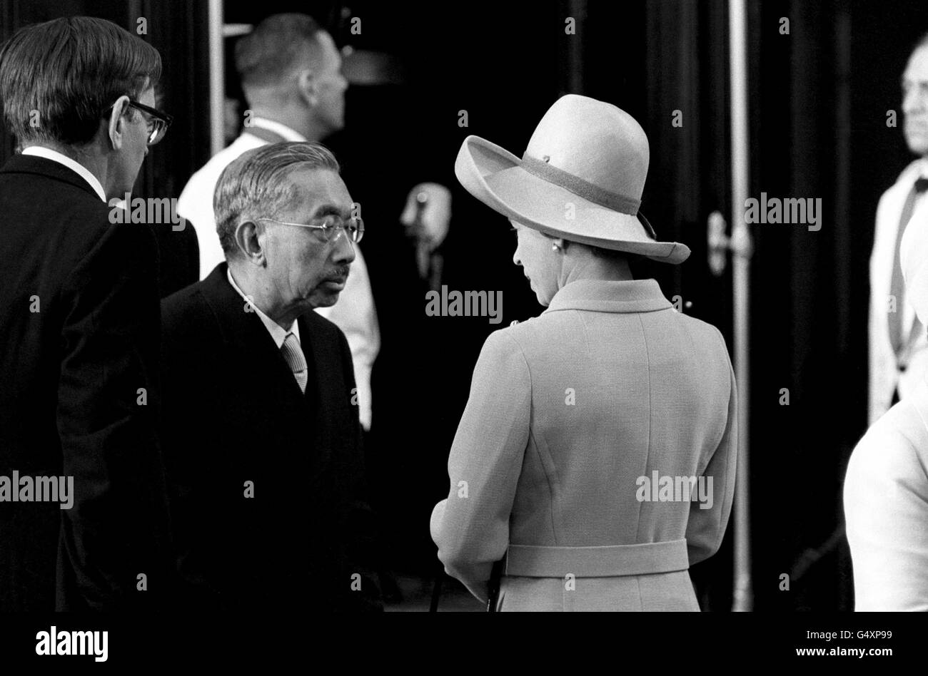 La reina Isabel II saluda al emperador Hirohito de Japón en la estación Victoria, al comienzo de su visita estatal a Gran Bretaña. Foto de stock