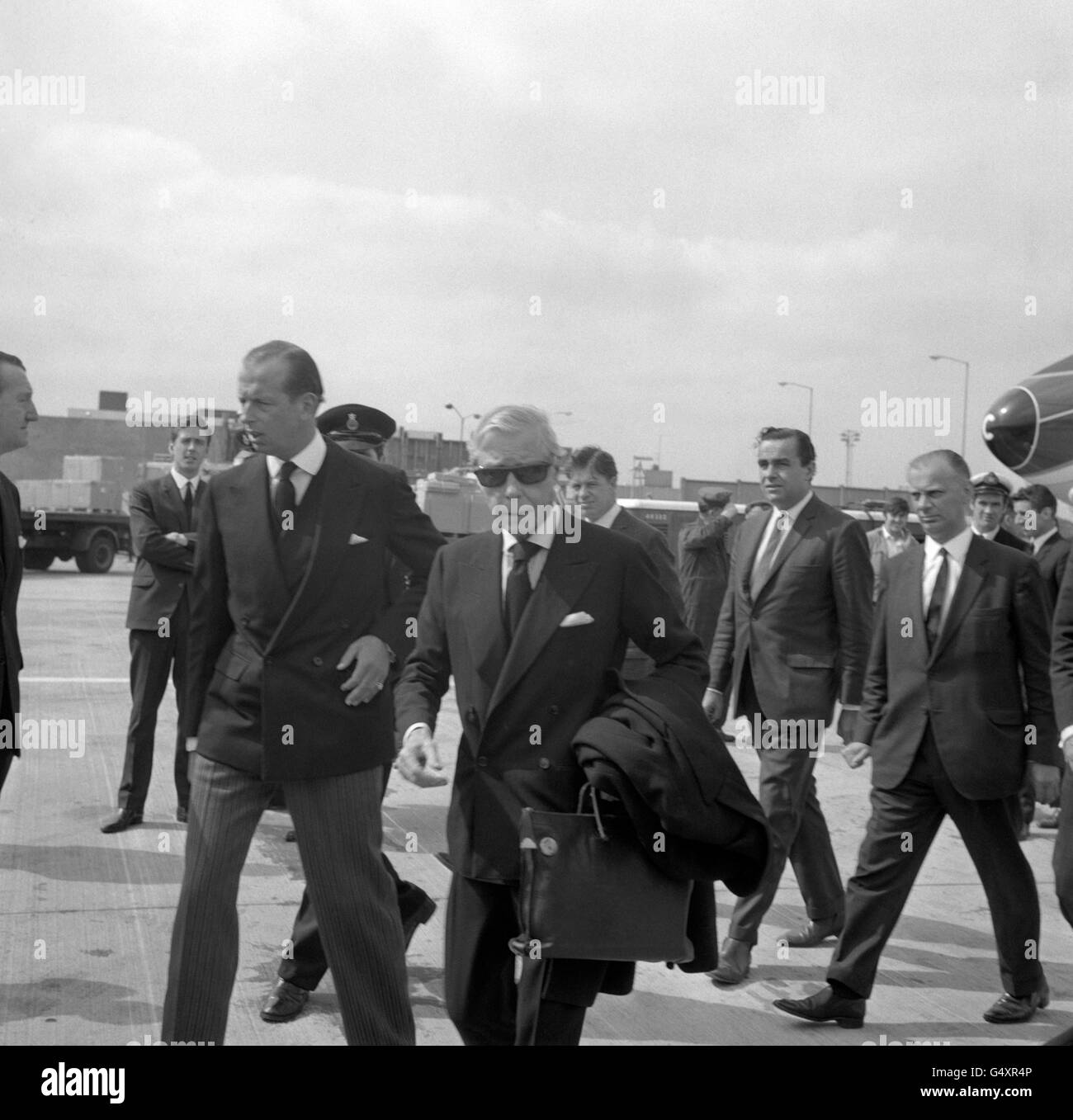 El duque de Windsor, a la derecha, y su sobrino, el duque de Kent, en el aeropuerto de Heathrow a la llegada del duque de Windsor de París para asistir al funeral de su cuñada, la princesa Marina, duquesa de Kent, en la capilla de San Jorge, Windsor. Foto de stock
