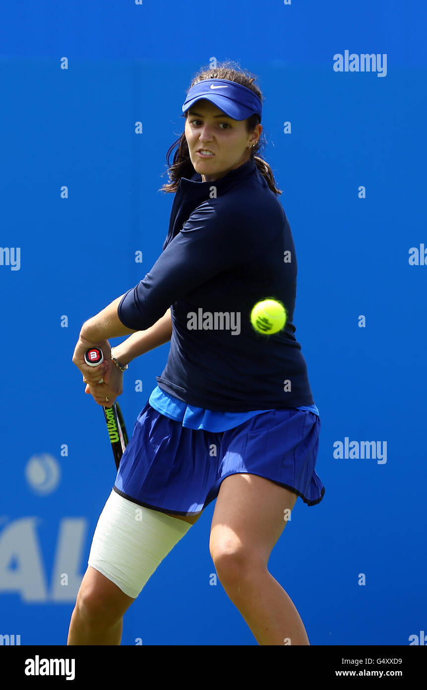 Laura Robson, de Gran Bretaña, en acción durante su partido de clasificación contra Madison Brengle, de EE.UU., en el AEGON International de 2016 en Devonshire Park, Eastbourne. PRENSA FOTO DE ASOCIACIÓN. Fecha de la foto: Domingo 19 de junio de 2016. Vea la historia de tenis de PA Eastbourne. El crédito de la foto debe ser: Gareth Fuller/PA Wire. Foto de stock