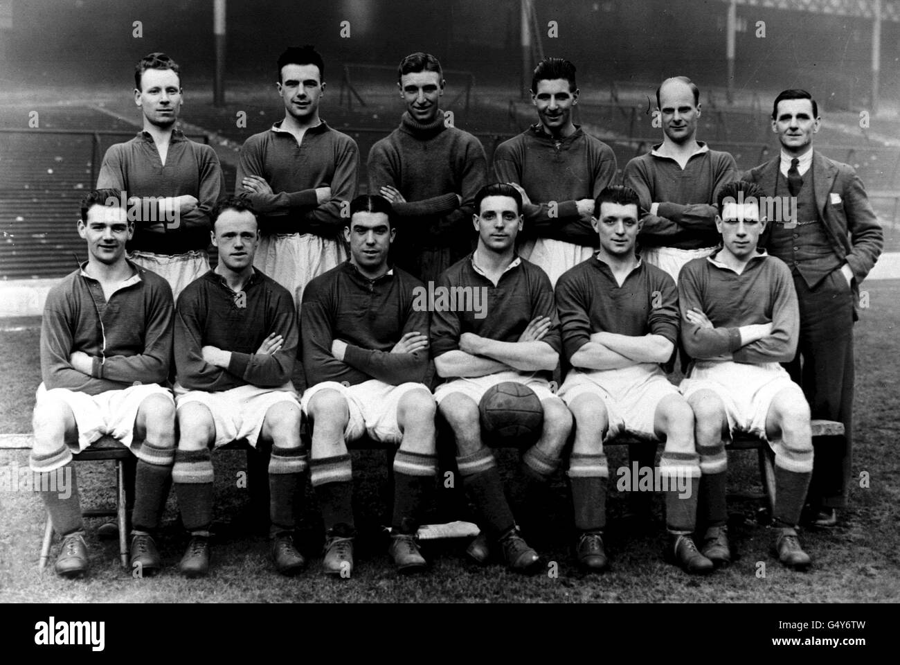 Una imagen de archivo de la biblioteca de la línea de 1931 Everton F.C. en su tierra natal Goodison Park, Liverpool. De izquierda a derecha: McClure, Gee, Coggins, Thomson, Cresswell y H. Cooke (entrenador). Sentado de izquierda a derecha: Critchley, Dunn, Dean Williams, Johnson y Stein. Foto de stock