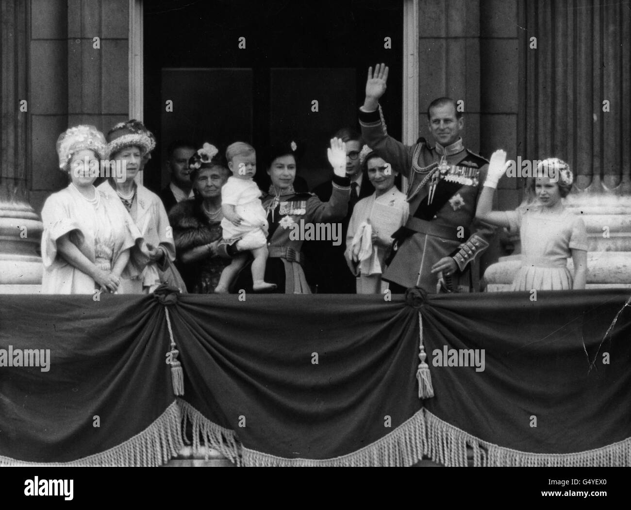 De izquierda a derecha; la Reina Madre; la Princesa Real; la Princesa Alice, Condesa de Athlone; Reina Isabel II con el Príncipe Andrés; el Príncipe Richard de Gloucester y su madre, la Princesa Alice, duquesa de Gloucester; el Duque de Edimburgo, y la Princesa Ana, en el balcón del Palacio de Buckingham después de la ceremonia de Trooping the Color. Foto de stock