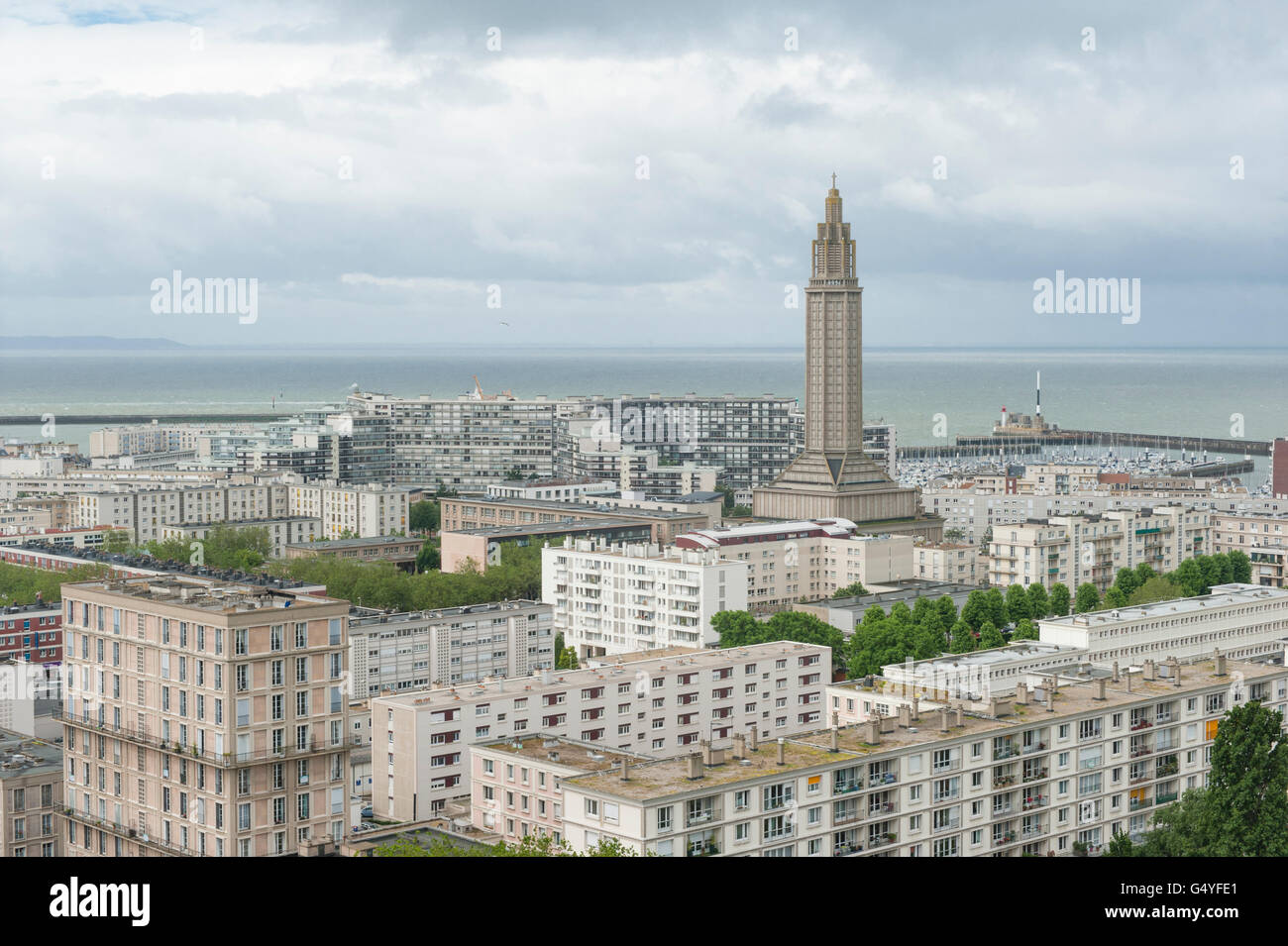 La zona de patrimonio mundial de Le Havre, construido por Auguste Perret con St Joseph's church como hito, Normandía, Francia Foto de stock