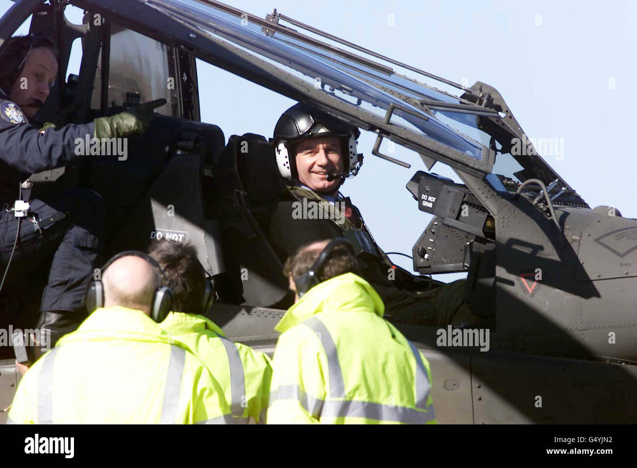 Secretario de Estado para la Defensa Geoff Hoon MP en la sede piloto del primer helicóptero de ataque WAH-64 Apache del Ejército Británico. El Apache entregado en una ceremonia en la fábrica de GKN Westland en Yeovil, Somerset es el primero de 67 vendido al ejército para la línea de frente y entrenamiento en un contrato de 2 mil millones. Foto de stock