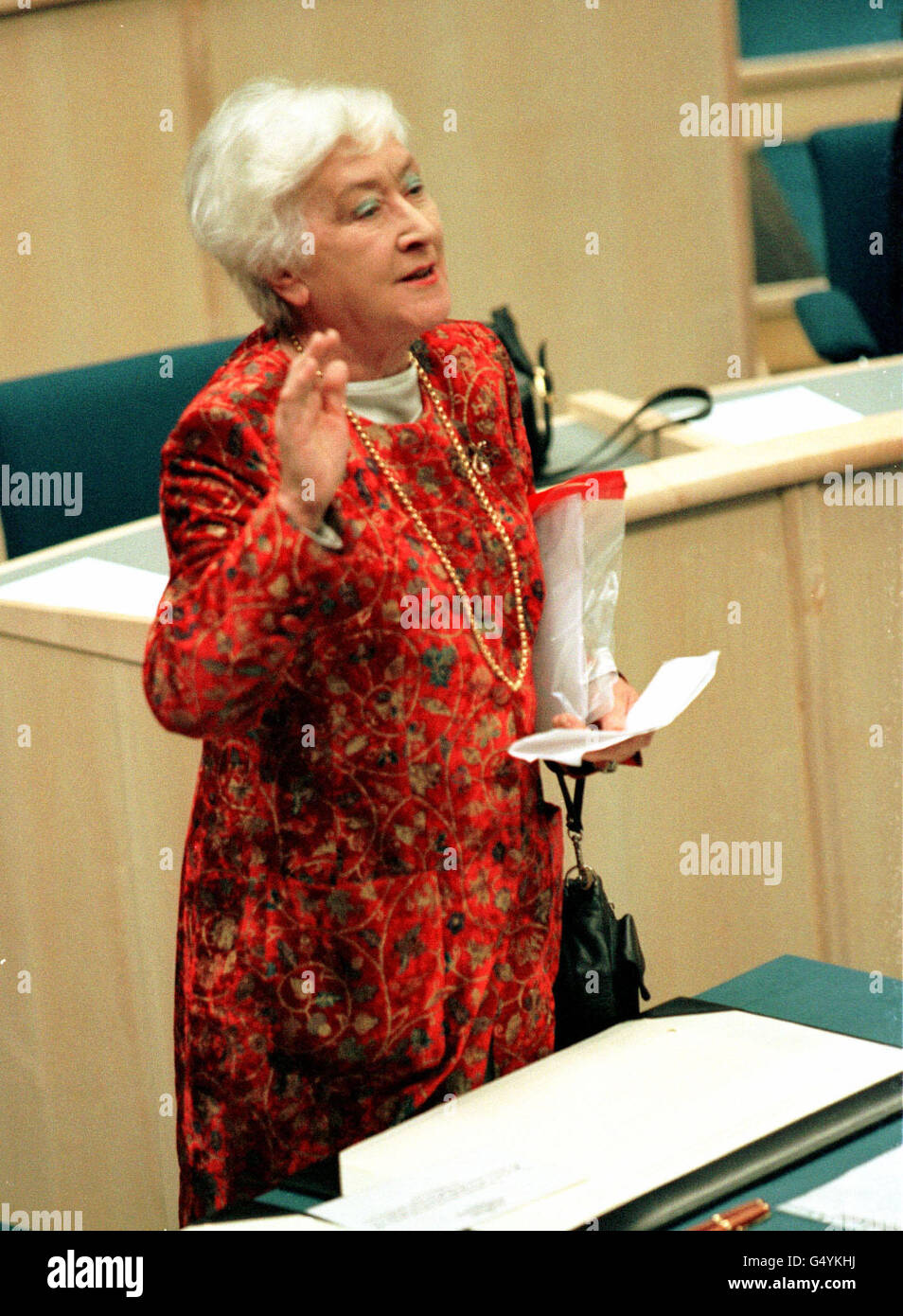 Winnie Ewing, el miembro más antiguo del Parlamento escocés, jura en el primer día del Parlamento. Foto de stock