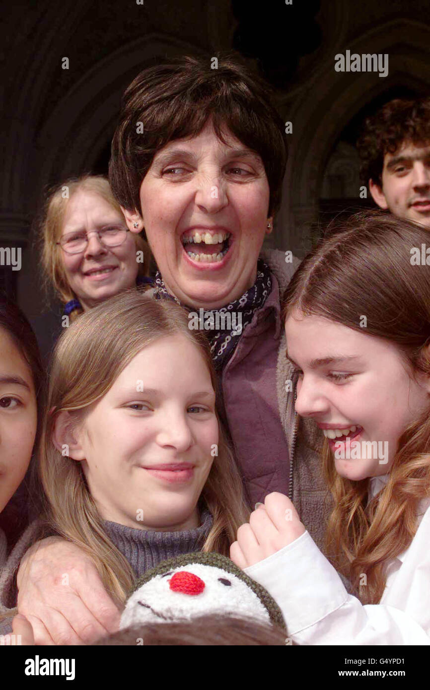 Zoe Redhead, centro, Maestra Principal de la Escuela Summerhill, Suffolk con los alumnos de quince años Vita Gortgens y Carman Cordwell después de ganar el caso para mantener la escuela abierta. La amenaza de cierre que se cierne sobre los progresistas se levantó hoy cuando el Gobierno convino en anular sus quejas sobre la asistencia no obligatoria a las lecciones y la falta de evaluación. Foto de stock