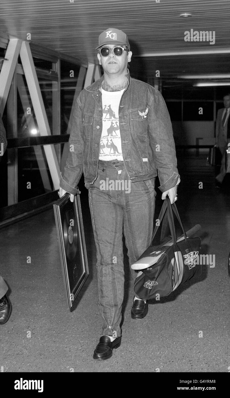 Elton John Estrella Del Rock Ingles Regresa A Londres Al Aeropuerto De Heathrow Despues De Volar Desde Australia Ha Estado En Australia Viendo Al Equipo De Criquet Ingles Y Ha Regresado Con