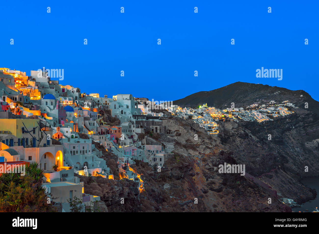 La aldea de Oia al atardecer, Santorini, Grecia Foto de stock