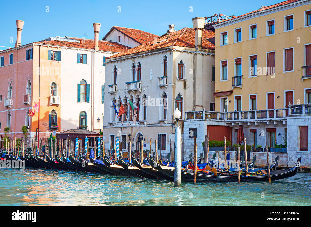 Las calles de la antigua ciudad de Venecia, Italia Foto de stock