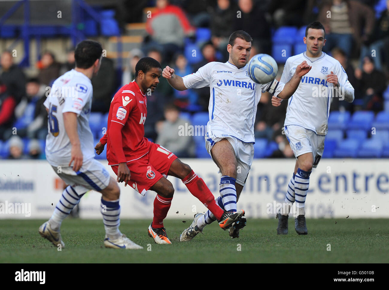 Fútbol - npower Football League One - Trangere Rovers v Charlton Athletic - Prenton Park. Bradley Pritchard, de Charlton Athletic, tiene un disparo durante el partido de fútbol americano de la npower Football League One en Prenton Park, Wirral. Foto de stock