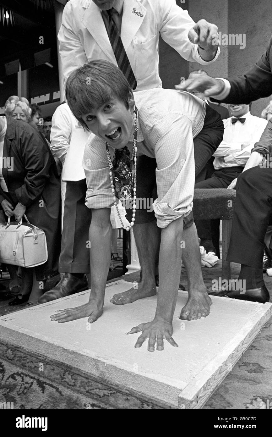 Davy Jones, el miembro inglés del grupo americano, The Monkees, habiendo arroces de sus manos y pies incluidos en el 'Muro de la Fama' de Belle Vue en Manchester. Los padres de Davy viven a la vuelta de la esquina de Belle Vue. Foto de stock