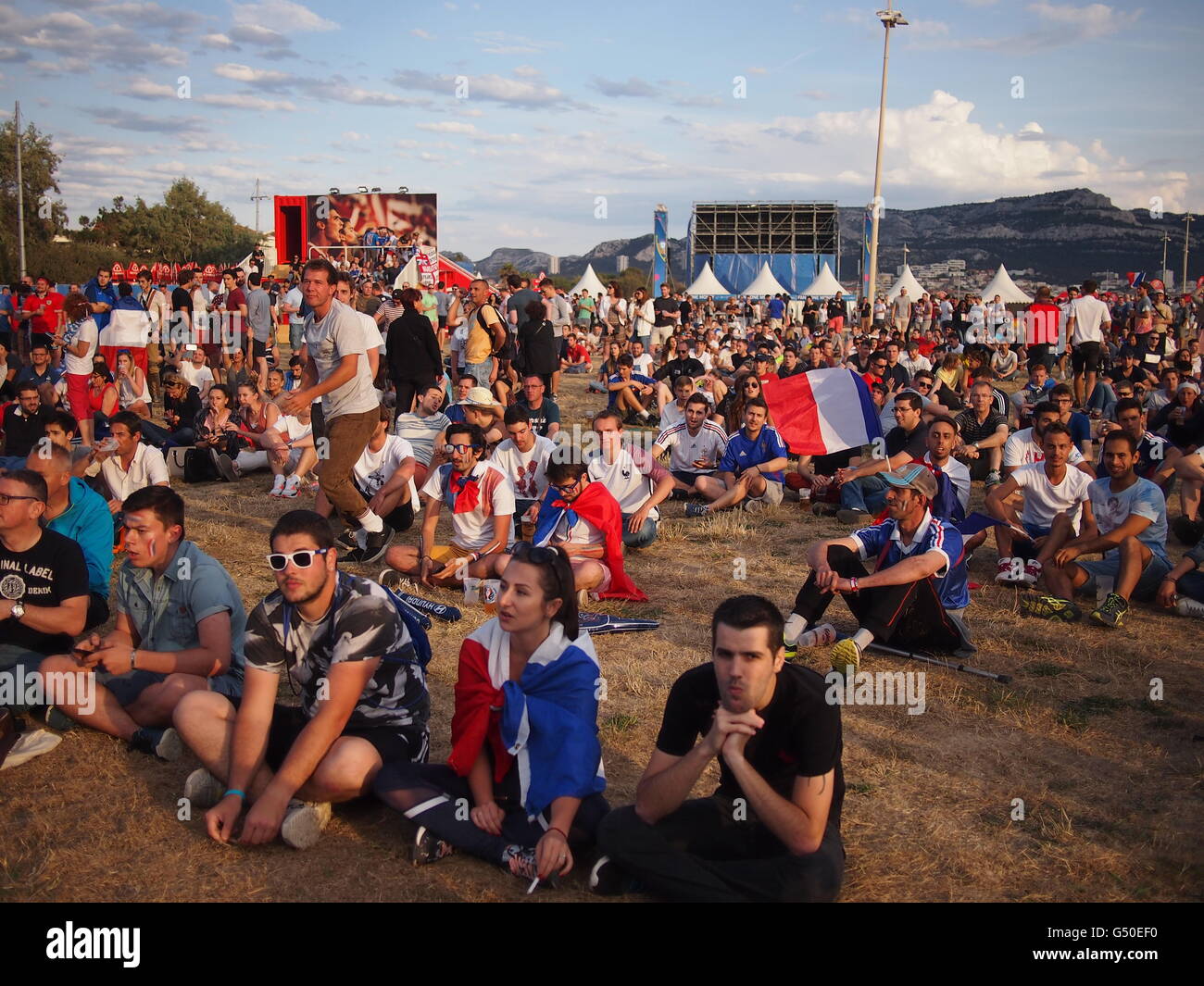 Marsella, Francia - 10 de junio de 2016: aficionados franceses ver el partido inaugural de la Eurocopa 2016 en el parque de ventilador de Marsella Foto de stock