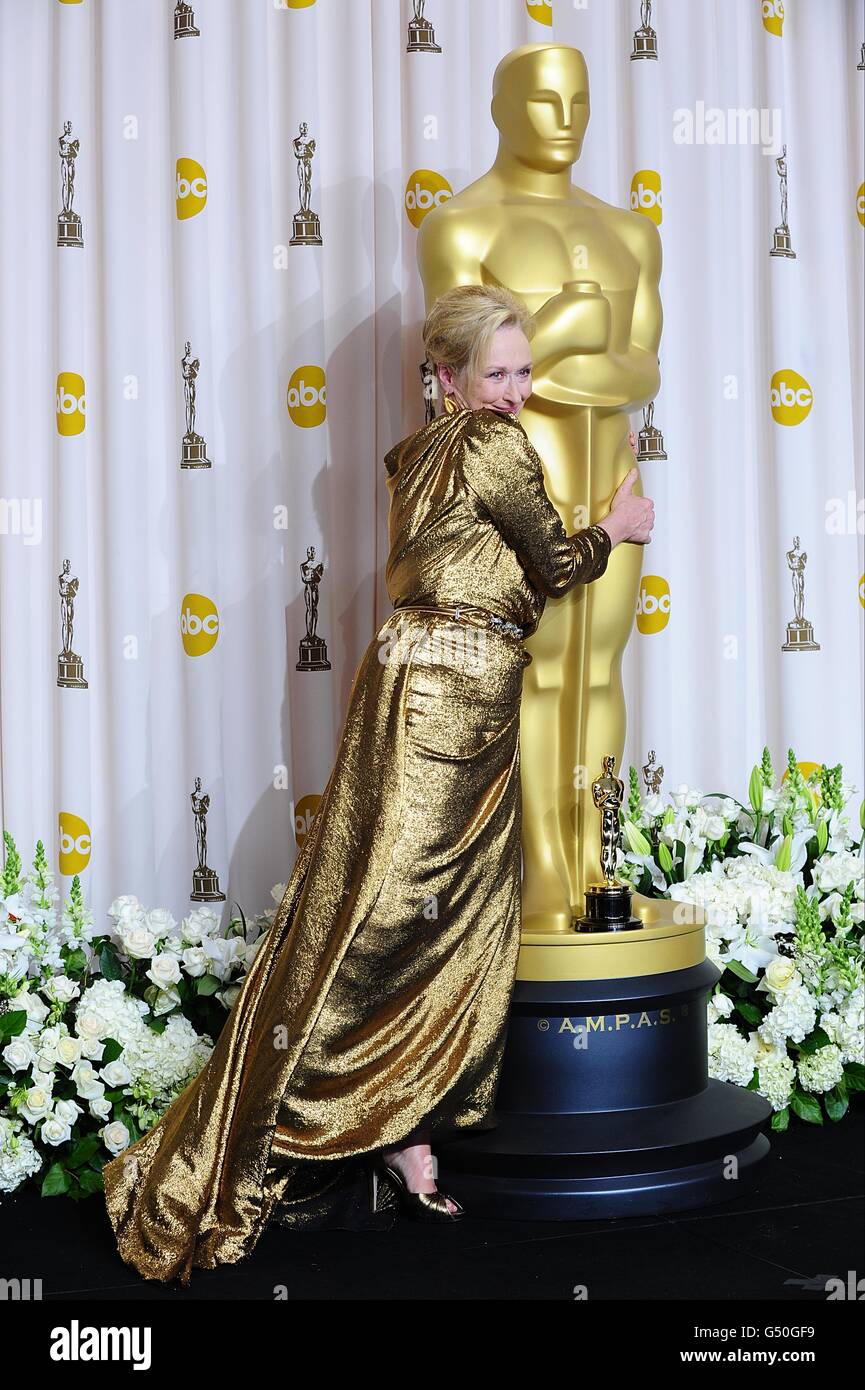 Meryl Streep con el premio a la mejor actriz, recibido por la Dama de Hierro,  en los 84 Premios de la Academia en el Kodak Theatre, los Ángeles  Fotografía de stock - Alamy