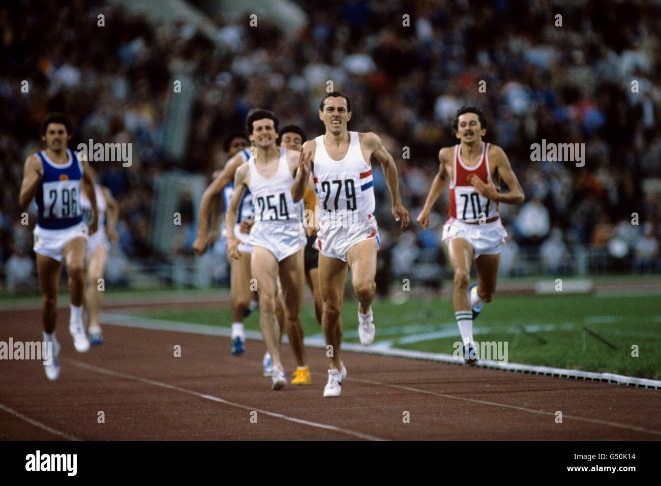 Steve Ovett de Gran Bretaña en frente en la final de 800 metros por delante de su compatriota, Sebastian Coe, (254) que consiguió Silver y Kirev muy a la derecha que consiguió el bronce Foto de stock